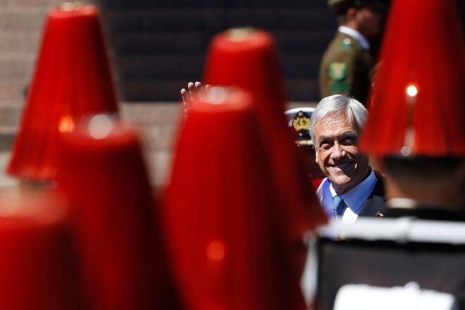 Lee más sobre el artículo Piñera se autodenuncia por pasear y tomarse fotos sin mascarilla en playa de Chile